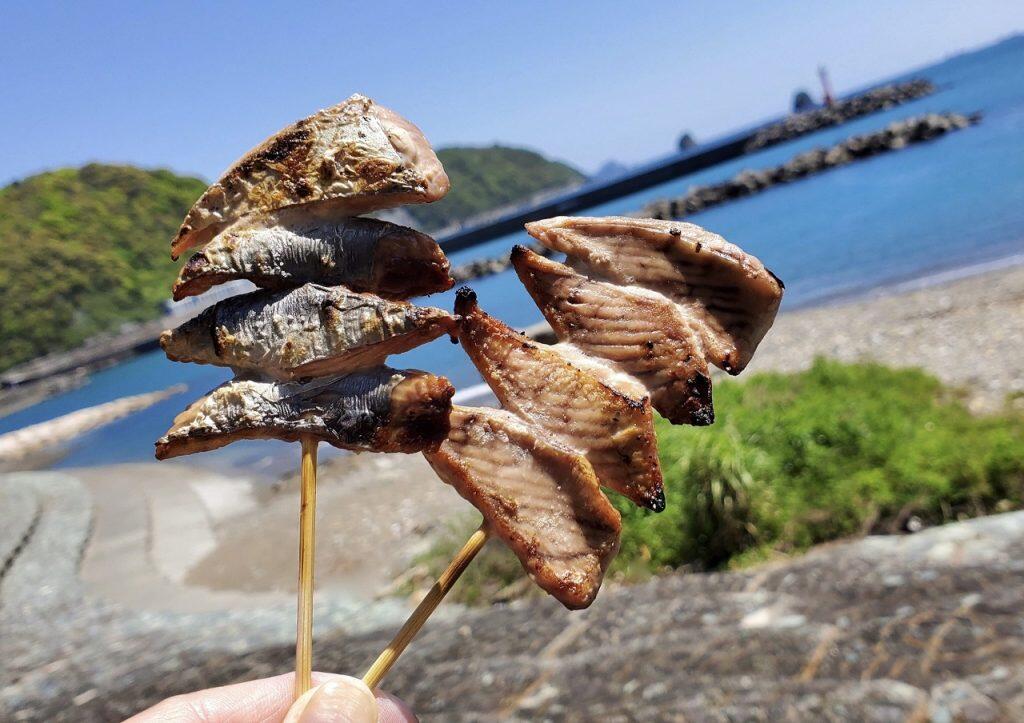 「串焼きポン吉」では、「ハランボ串」のほか、珍味「カツオのちちこ(心臓)串」