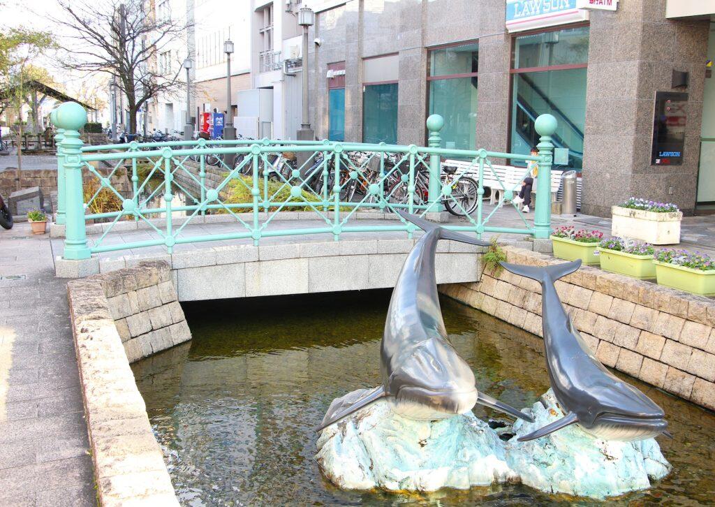 現在は掘川のせせらぎを再現したはりまや橋公園として整備され、純信とお馬のモニュメントや昔のはりまや橋も復元しています