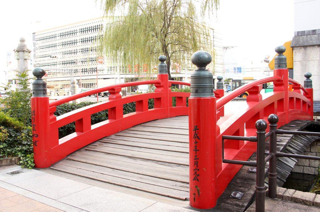 現在は掘川のせせらぎを再現したはりまや橋公園として整備され、純信とお馬のモニュメントや昔のはりまや橋も復元しています