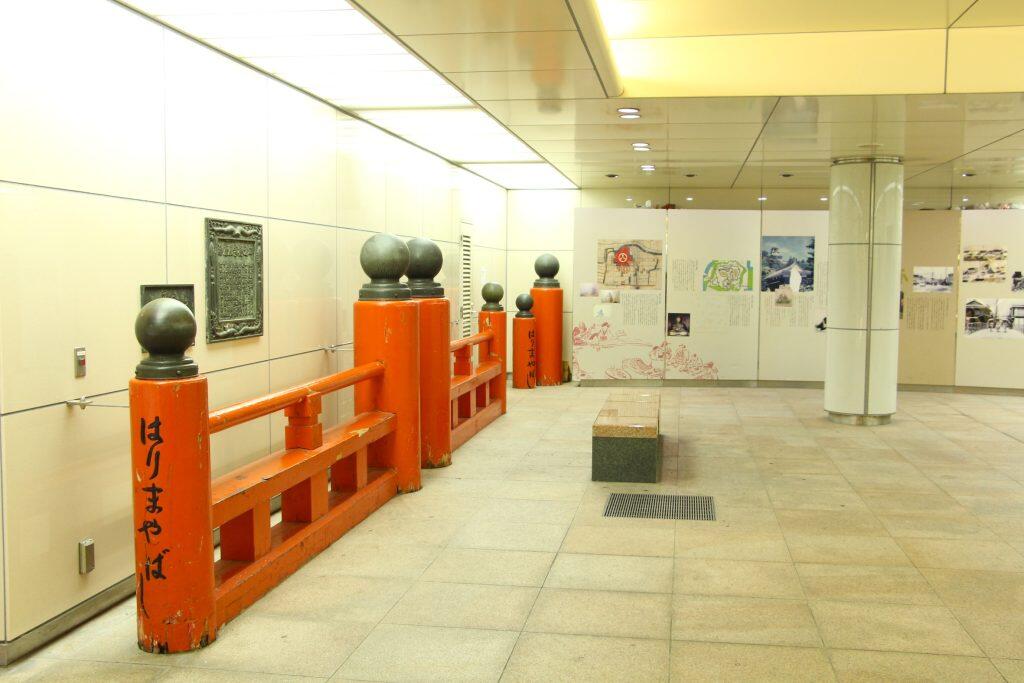 地下広場には、旧欄干やはりまや橋の資料を展示したギャラリーもあり、はりまや橋公園はまちのシンボルにもなっています
