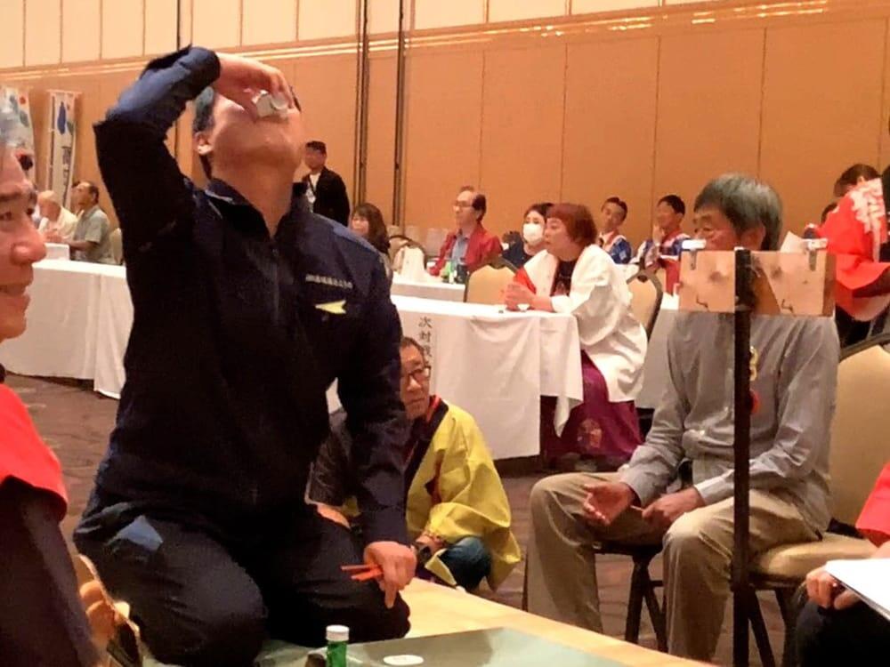 土佐はし拳_敗者が盃を一気に飲み干す