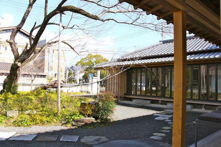 開放的な窓からは樹齢約200年の山桜などを愛でる