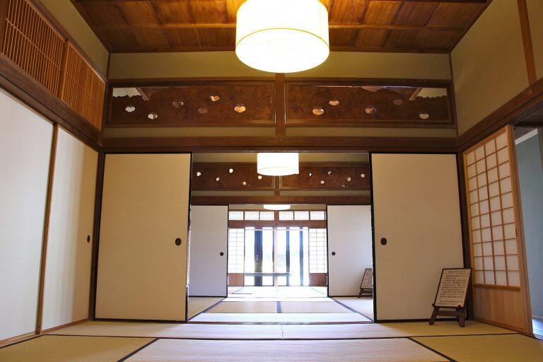 3間32畳にもなる座敷や有造の部屋を利用した資料室