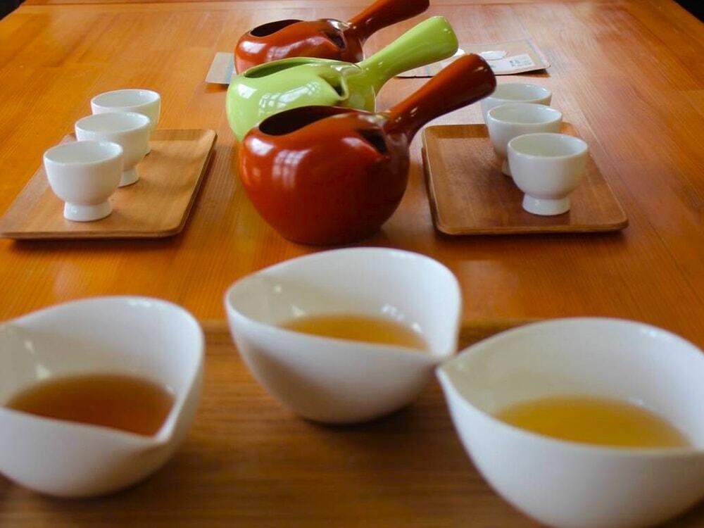 焙煎後のお茶を注いだ写真/㈱霧山茶園