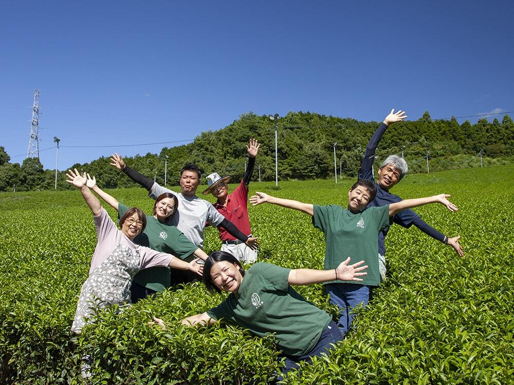 茶畑で撮影した㈱霧山茶園の従業員の集合写真
