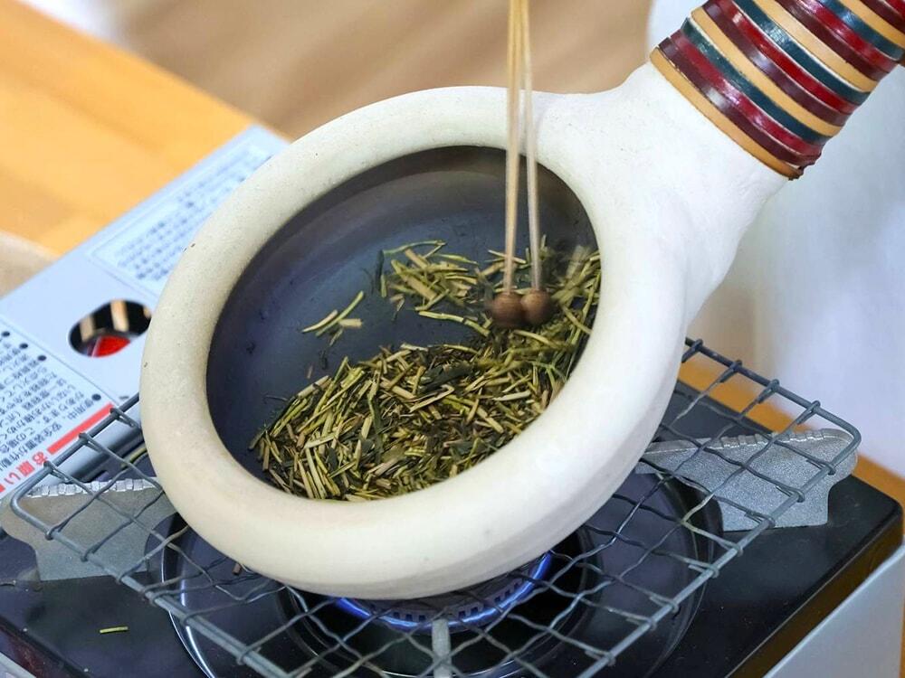 焙烙をしている様子/㈱霧山茶園
