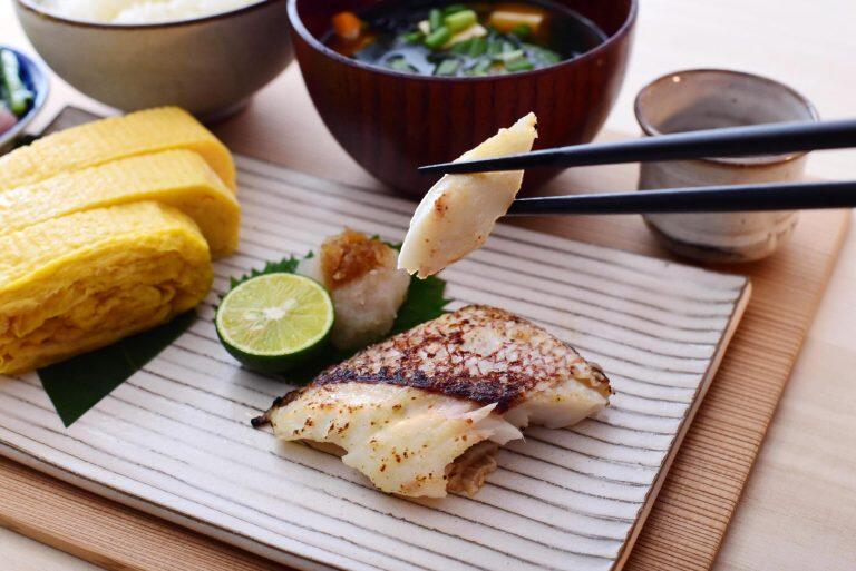 米麹、塩、水だけで作った自家製の塩麹を使った塩麹漬け