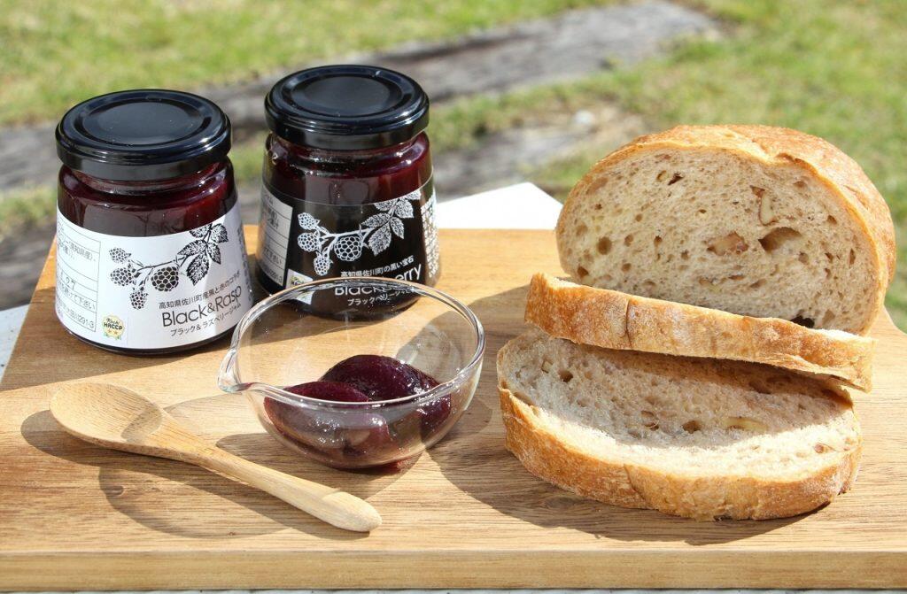 ラズベリーをミックスした香り豊かな「ブラックベリー&ラズベリージャム」は、よりスッキリした酸味が特徴です。パンはもちろん、ヨーグルトやジェラートのトッピングに、クラッカーやチーズにのせればワインのお供にもなりますよ♪
