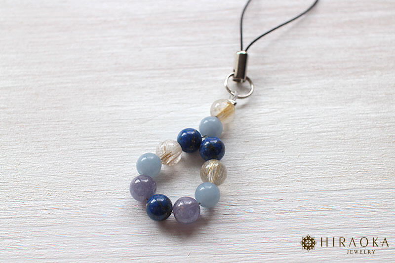 ブレスレットのほか、ストラップやアクセサリーなどもあります