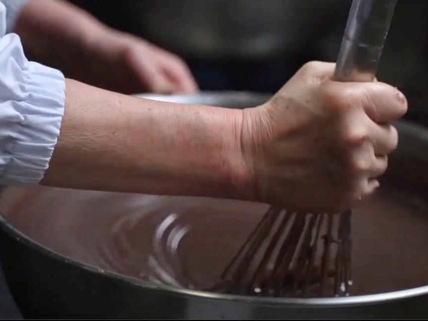 羊羹ぱん製造風景_コーティング用の羊羹を作る様子