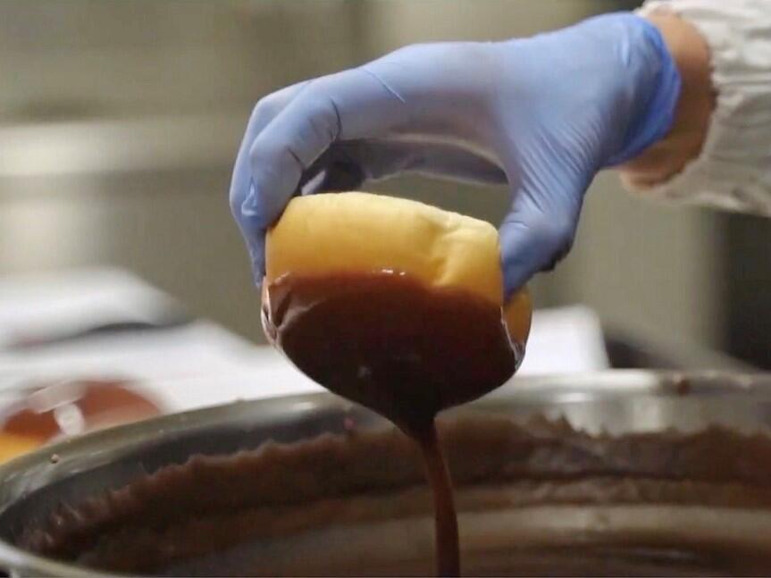 羊羹ぱん製造風景_あんぱんに羊羹をコーティング