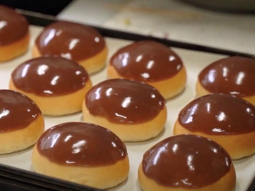 羊羹ぱん製造風景_できたての羊羹ぱん