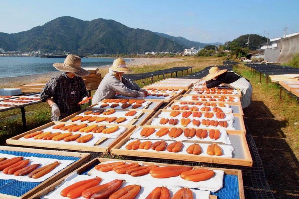 代々受け継がれてきた門外不出の伝統製法を用い、熟練職人が血抜き、塩漬け、塩出し、天日干しの全行程を手作業により丁寧に仕上げています