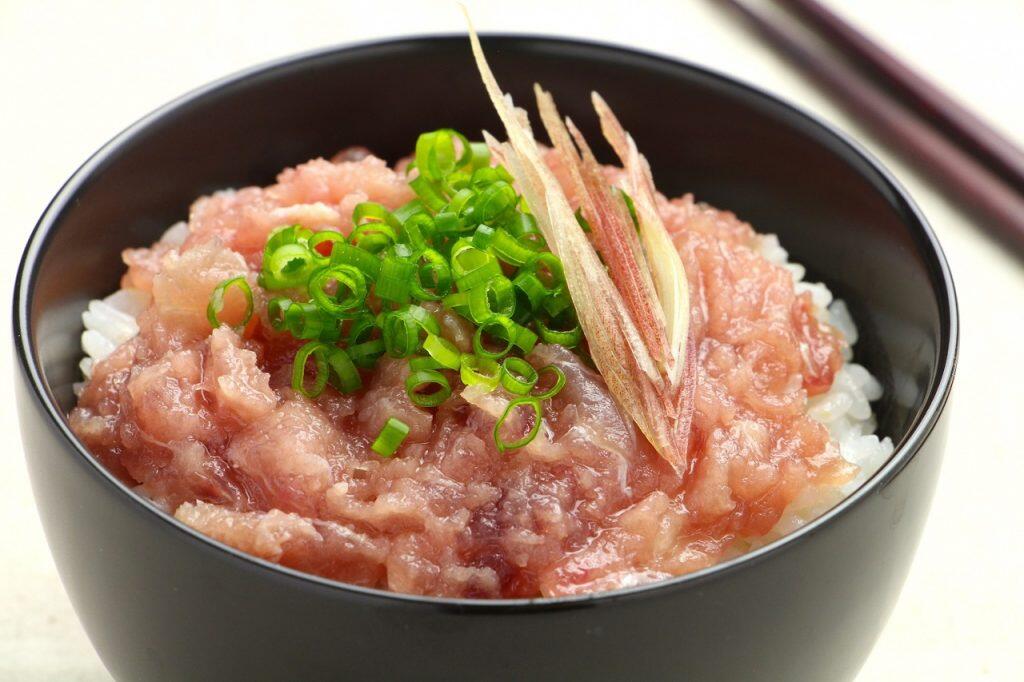 メバチマグロやキハダマグロに、本マグロを30gも加えた贅沢な「本鮪入りネギトロ