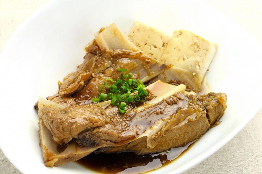 「天然メバチ鮪かま煮」は、マグロ1匹につき2つしかとれない希少部位のカマを使用