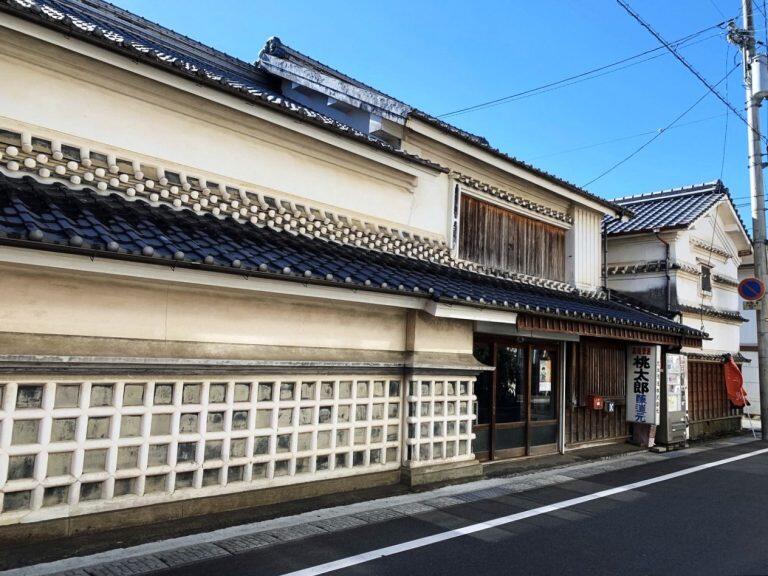 高知県四万十町の中心街にある、明治36年創業の蔵元「文本酒造」