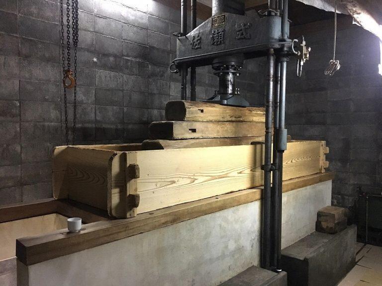 木でつくられた槽に酒袋を重ね入れ、上から圧力を加えてゆっくり酒を絞ることで、雑味の少ないクリアな味わいに仕上がるそう!