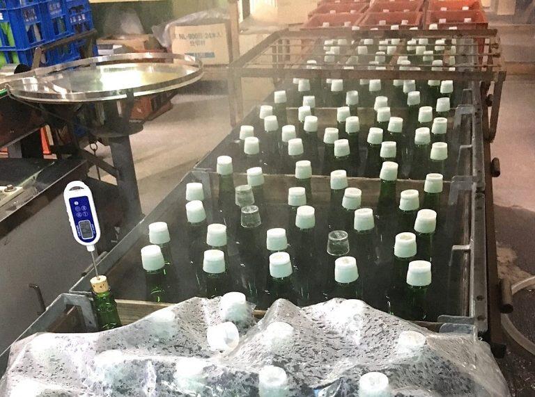 水を張った箱に瓶詰めしたお酒を入れて、約63度まで徐々に水温を上げていく瓶燗(びんかん)火入れ