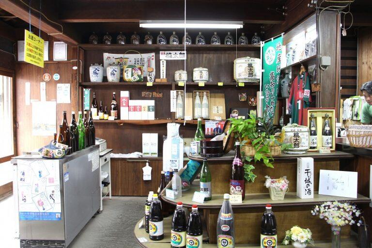 店頭では、純米大吟醸・特別純米・純米吟醸・大吟醸などがある「日乃出桃太郎」