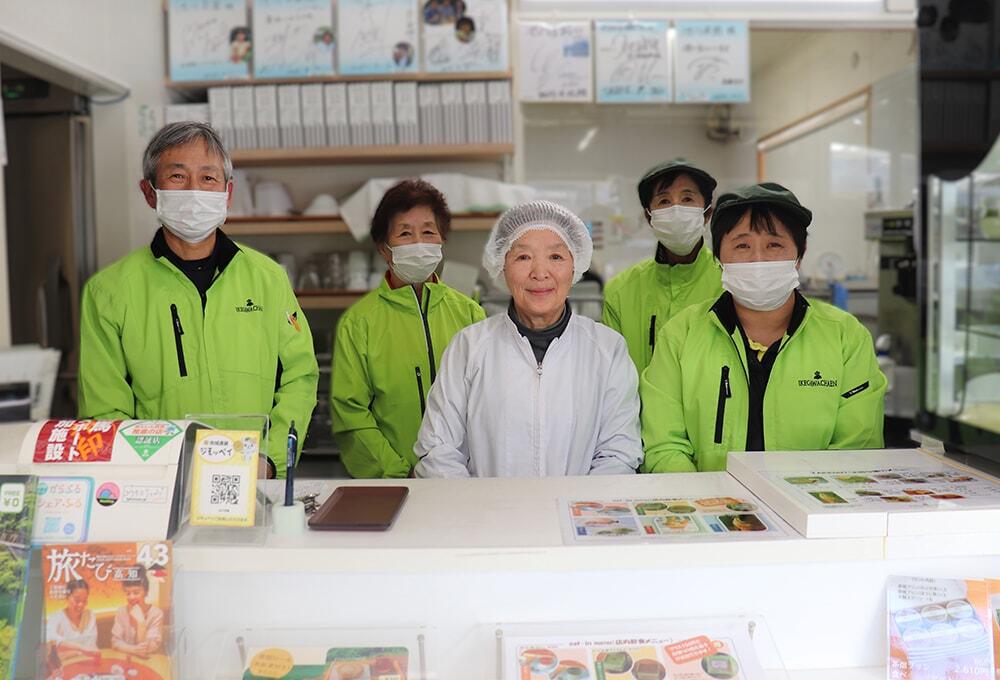 「池川茶園」で働く従業員たちの集合写真/スイーツ工房兼カフェ「池川茶園」