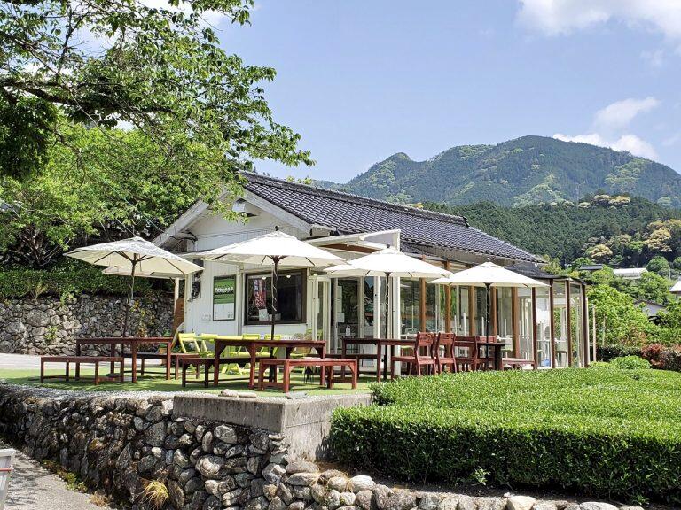 お茶好きにはたまらないお茶づくしの手作りスイーツと絶好のロケーションが人気を集め、山里にも関わらず連日多くの人が訪れている