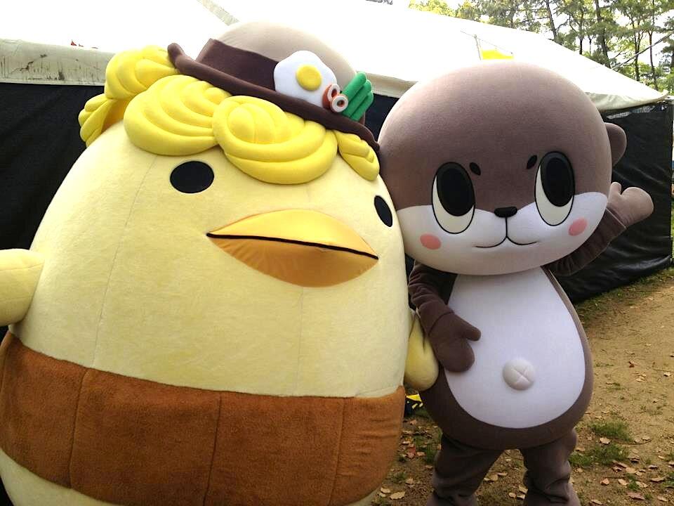 誕生日は4月28日、年齢は5才くらい、特技はダンスに水泳だそうです。 チャームポイントである、しんじょう君のおへそは、触ると幸せになれると言われていて、フワフワのお守りも作られてます。 しんじょう君に出逢ったら触ってみたいですね♪