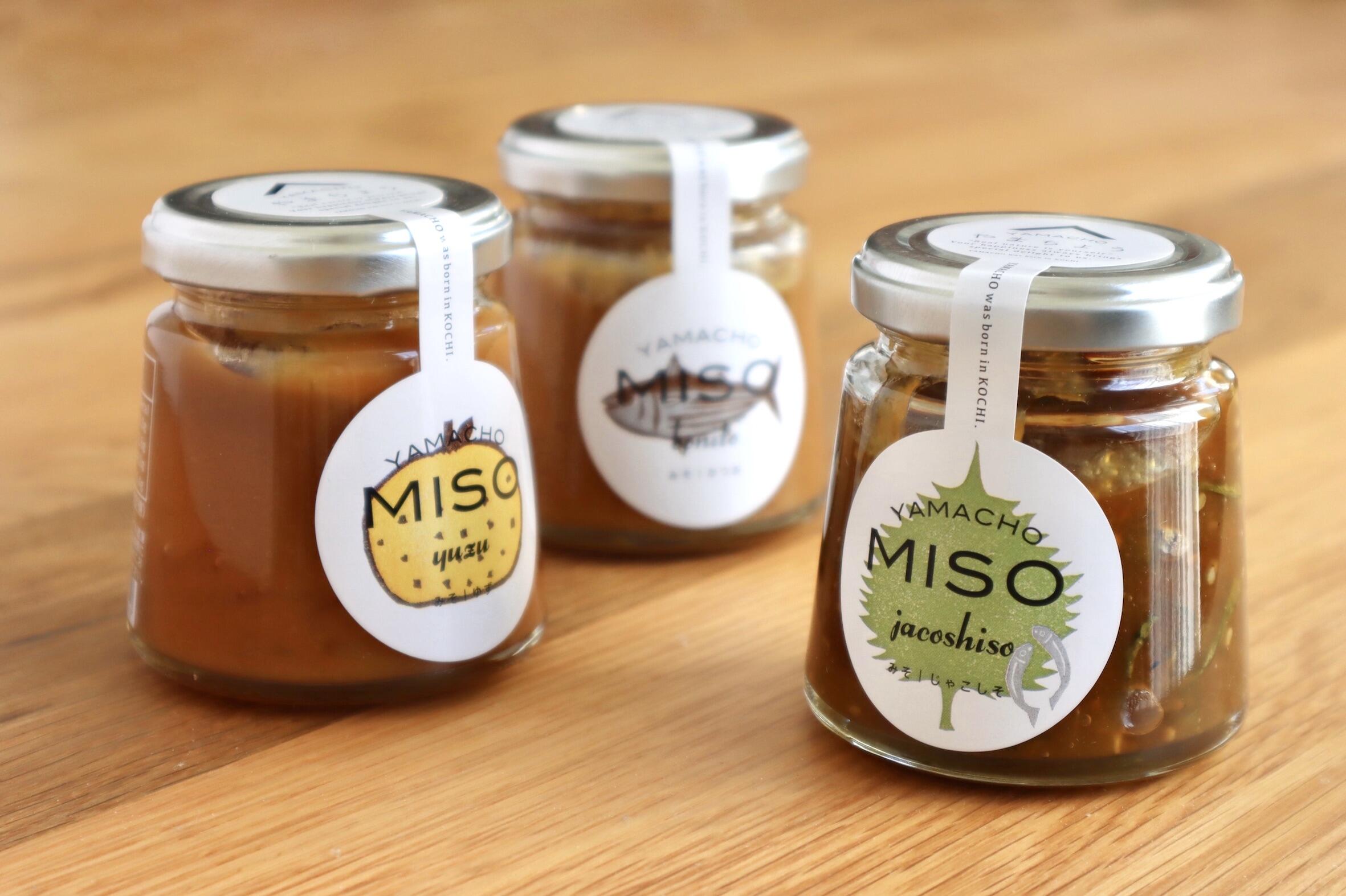 大葉とじゃこの風味が広がる『じゃこしそ味噌』、ゆずの爽やかな香りが楽しめる『ゆず味噌』、鰹の旨味が溶け込む『かつお味噌』