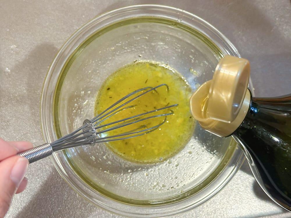 自家製ドレッシングを混ぜ合わせる