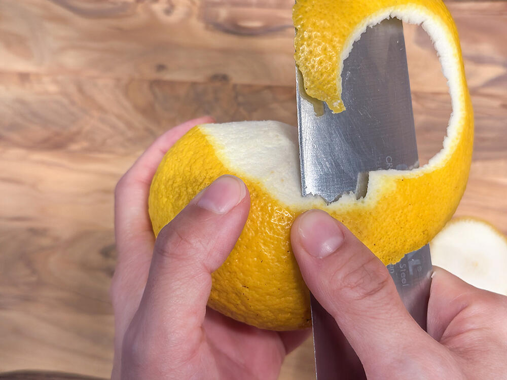 小夏の切り方1｜黄色い外皮を薄く剥く