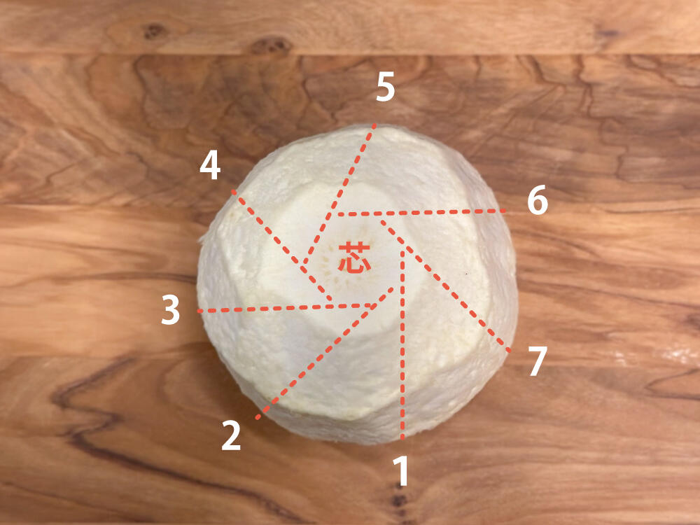 小夏の切り方2｜芯を避けるようにそぎ切りすると種に当たりにくい