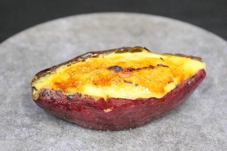 カスタードを乗せて表面をパリッと焼いた「焼き芋ブリュレ」