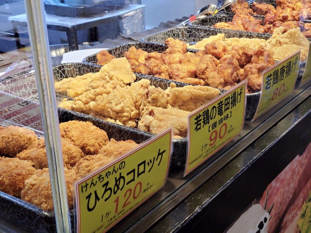 男爵いもと和牛を贅沢にたっぷり使ったサクサクの「ひろめコロッケ」や、甘辛いタレが食欲をそそる「山賊唐揚げ」など、冷めても美味しく食べられる揚げ物のテイクアウト