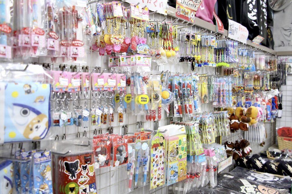 「黒潮物産」は、名物の芋けんぴのほか、高知の銘菓や特産品、鰹や鯨の加工品、坂本龍馬やよさこい祭りにちなんだグッズなどのお土産店を「ひろめ市場」で5店舗展開中