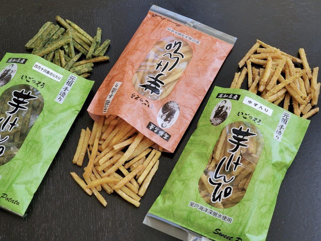 お土産に！という方には、室戸海洋深層水入りの砂糖蜜を絡めた定番の『砂糖味』をはじめ、馬路村産の柚子の皮をふんだんにまぶした『ゆず味』や、ピリッとした風味がアクセントの『しょうが味』、清流・四万十川で採れた青のりたっぷりの『青のり味』