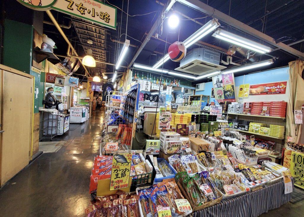 「黒潮物産」は、名物の芋けんぴのほか、高知の銘菓や特産品、鰹や鯨の加工品、坂本龍馬やよさこい祭りにちなんだグッズなどのお土産店を「ひろめ市場」で5店舗展開中