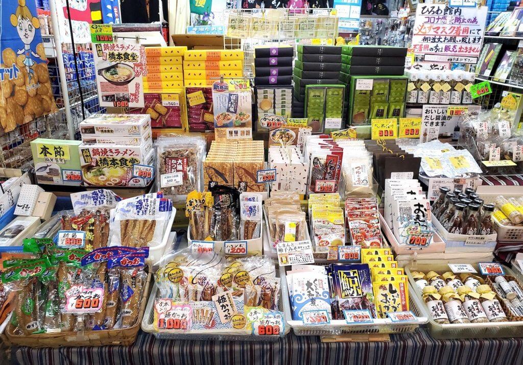 「黒潮物産」は、名物の芋けんぴのほか、高知の銘菓や特産品、鰹や鯨の加工品、坂本龍馬やよさこい祭りにちなんだグッズなどのお土産店を「ひろめ市場」で5店舗展開中