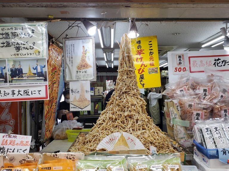 本物の芋けんぴを積み上げた