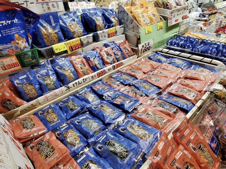 プレーンや塩味、黒糖や黒ごま、チョコレートやキャラメル、シナモンなど、約15種類もの芋けんぴ