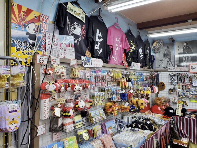 高知の銘菓や特産品、鳴子やキャラクターグッズなど、様々なお土産も販売