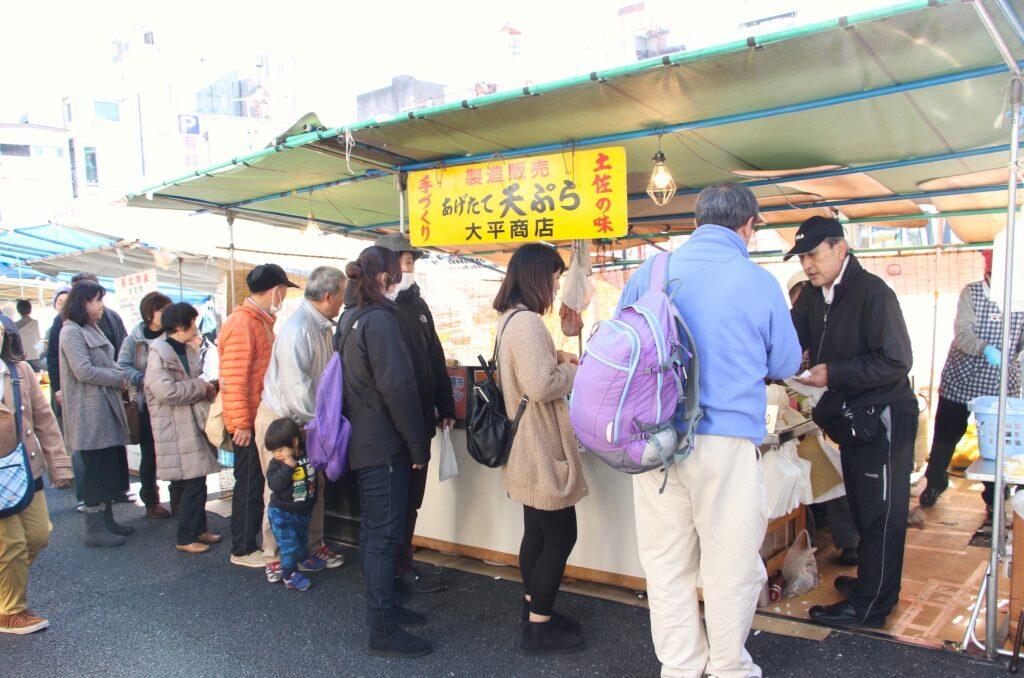 日曜市で大人気!行列の絶えないホクホクのいも天