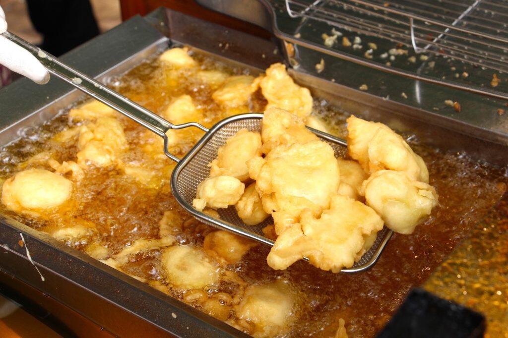 4~5㎝の長さに切った地元の農家直送のサツマイモに天ぷら粉をつけて次々と揚げていきます