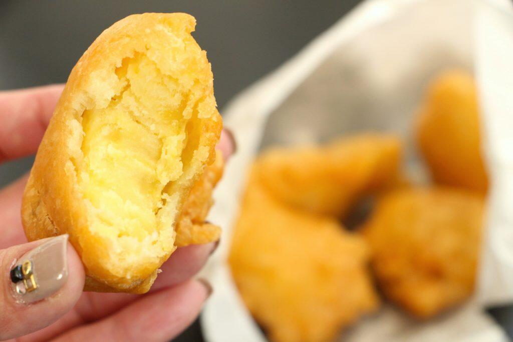 カリッと揚がった香ばしい衣に、サツマイモの甘みを感じるホクホクの食感がクセになります