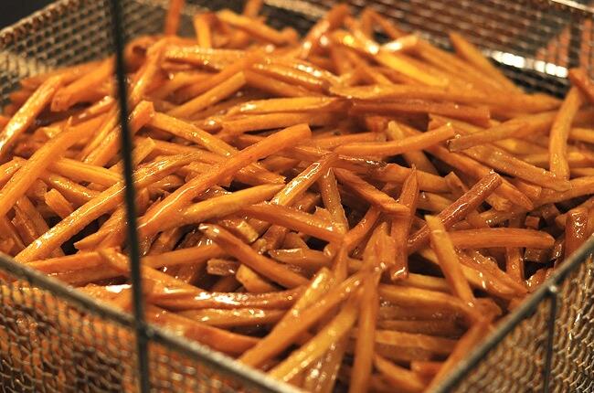 油は最高級のなたね油と米油をブレンドしたオリジナルの油