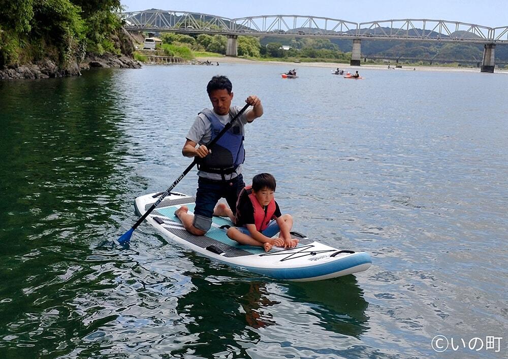 親子で仁淀川でカヌーしている写真
