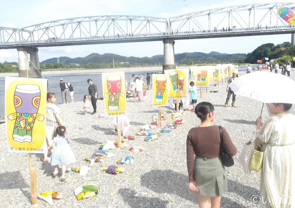 プレゼント用の「紙のこいのぼり」が仁淀川の川辺で並んでいる写真