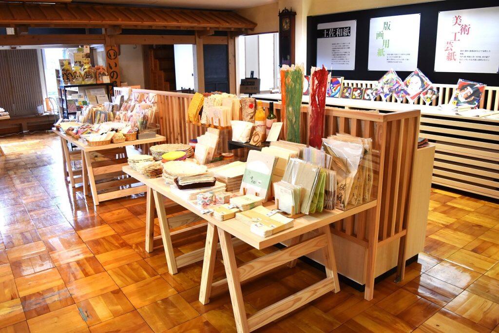色とりどりの手漉き和紙や可愛い折り紙、レターセットなどを販売するショップ