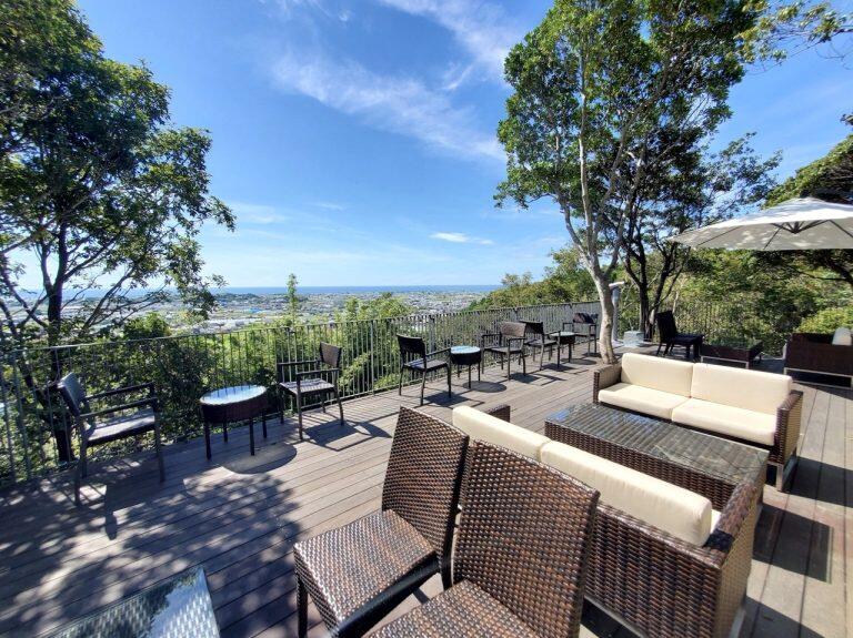 山の上から香南市の街や太平洋を一望できるテラス席