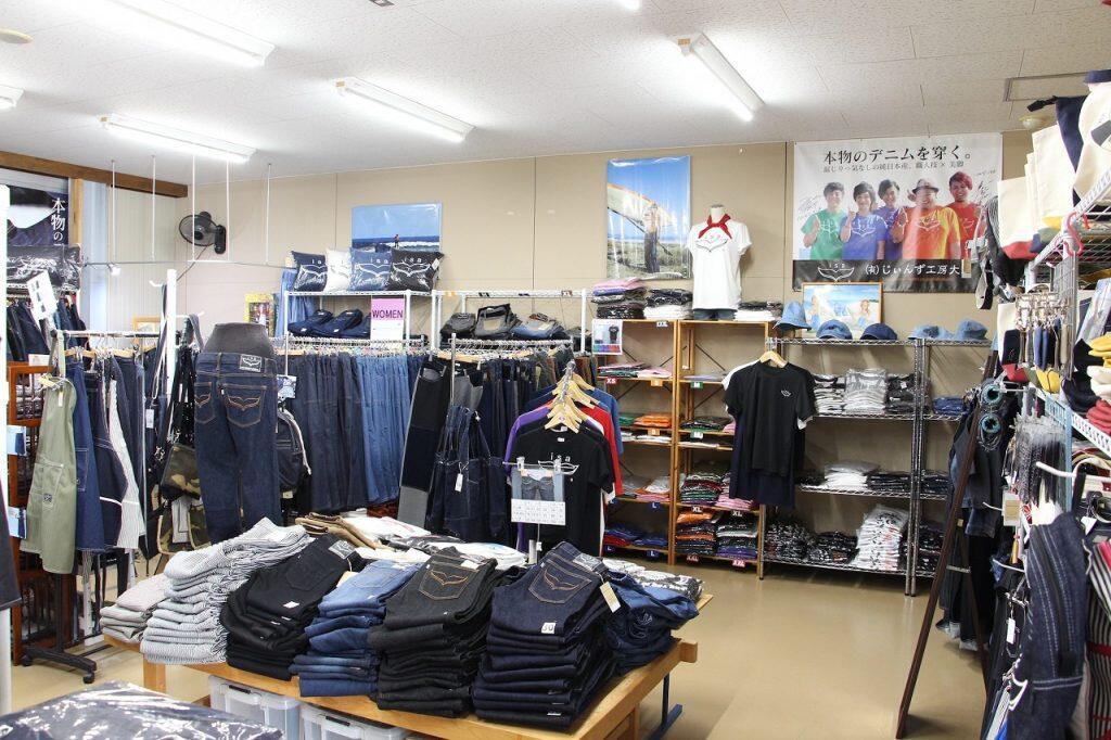 工場内には直営ショップ「シャロットファーム」