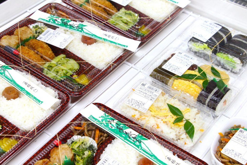 自然薯を使った親子丼やうどん、手作りの田舎寿司やお弁当