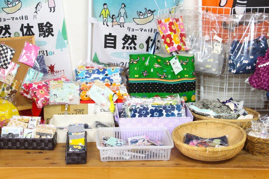 地元の農家さんが育てた新鮮な野菜や果物、安田川で獲れたアユ、地域の住民が作ったお弁当や焼き菓子、小物やお土産などを販売